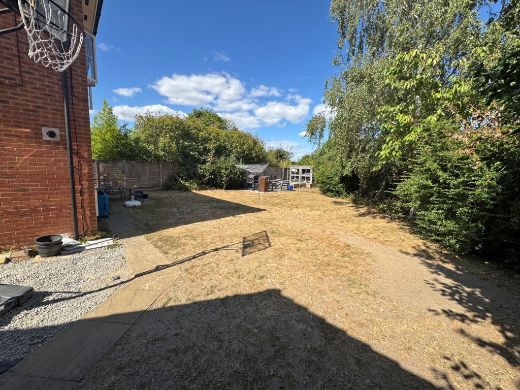 Lot: 164 - MODERN DETACHED THREE-BEDROOM HOUSE - A FREEHOLD RESIDENTIAL INVESTMENT - Rear garden